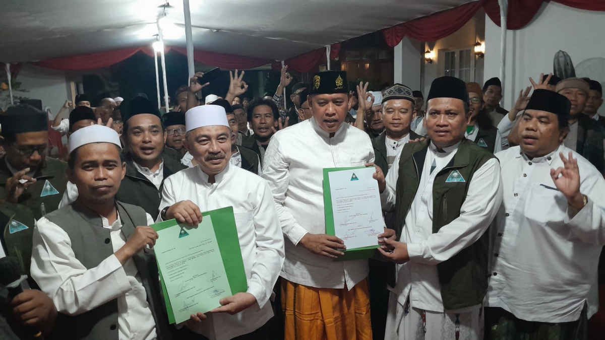 Deklarasi dukungan untuk Paslon RiDho dipimpin oleh K.H. Jamalullail Lc di kediaman Tri Adhianto di Kemang Pratama, Rawalumbu, Kamis (10/10/2024).