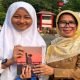 Nabila Putri siswa SMPN 4 Kota Bekasi bersama Kepala sekolah Sungkowati, menunjukkan buku dengan judul Inilah Caraku Memandang Kehidupan, juara 1 lomba menulis nasional, pada akhir September lalu- foto ist