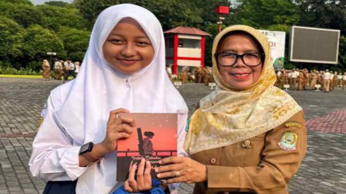 Nabila Putri siswa SMPN 4 Kota Bekasi bersama Kepala sekolah Sungkowati, menunjukkan buku dengan judul Inilah Caraku Memandang Kehidupan, juara 1 lomba menulis nasional, pada akhir September lalu- foto ist