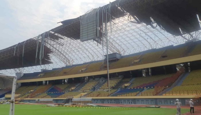 Diterjang Hujan Badai, Atap Tribune Barat Stadion Wibawa Mukti Porak-poranda