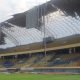 Hujan dengan entitas tinggi disertai angin kencang memporak porandakan atap Stadion Wibawa Mukti di Cikarang Timur, Kabupaten Bekasi, Senin 21 Oktober 2024.