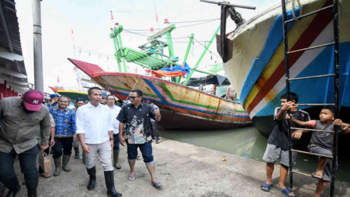 Banjir rob yang melanda sejak beberapa hari ke belakang menggenangi sejumlah desa, di antaranya Desa Eretan Wetan, Desa Eretan Kulon, dan Desa Kertawinangun, Kecamatan Kandanghaur, Kabupaten Indramayu