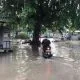 Foto suasana genangan air di Taman Kebalen, Kabupaten Bekasi, akibat luapan kali bekasi masih terlihat sampai Minggu 10 November 2024