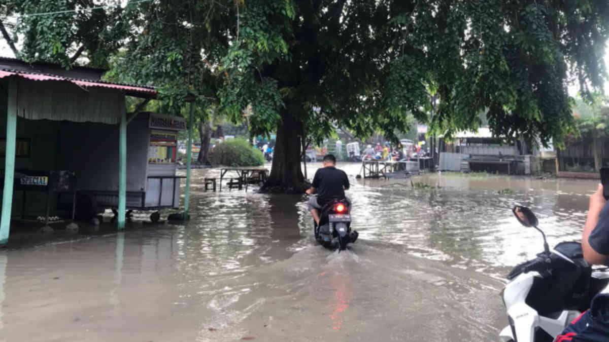 Foto suasana genangan air di Taman Kebalen, Kabupaten Bekasi, akibat luapan kali bekasi masih terlihat sampai Minggu 10 November 2024