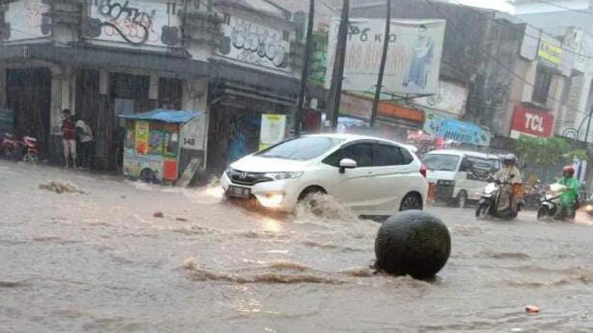 Foto Kondisi Banjir di wilayah Kota Sukabumi pada 5 November 2024 setelah hujan Entitas Tinggi. Banjir, longsor dan pohon tumbang terjadi di tiga daerah Jabar.