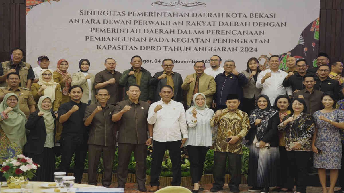 Ketua, Wakil Ketua DPRD, beserta seluruh anggota DPRD, hadir dalam Malam Sinergitas bersama Pj. Wali Kota Bekasi, Gani Muhamad dan para jajaran Pejabat Esselon II dan III di Lingkungan Pemerintah Kota Bekasi bertempat di Ballroom Hotel Aston Kota Bogor, Senin (04/11/2024).