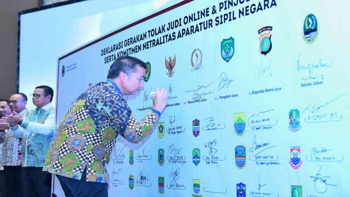 Foto - Pj Gubernur Jawa Barat Bey Machmudin dan Sekda Jabar bersama 27 kepala daerah se-Jabar, Kepala OJK Jabar, Ketua Komisi I DPRD Jabar serta para perwakilan dari Pangdam III Siliwangi, Pangdam Jaya, Kapolda Jabar dan Kapolda Metro Jaya menandatangani deklarasi gerakan tolak judi _online_ dan pinjaman _online_ ilegal, serta komitmen netralitas ASN di Hotel Resinda, Kamis (14/11/2024).(Foto: Yogi Prayoga/Biro Adpim Jabar)