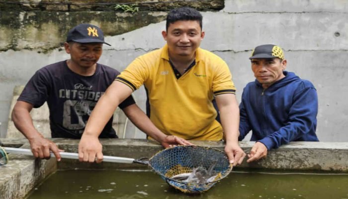 FajarPaper Tinjau Kelompok Binaan dalam Program Gamari Bumitanik di RT 3 Desa Telaga Murni, Bekasi