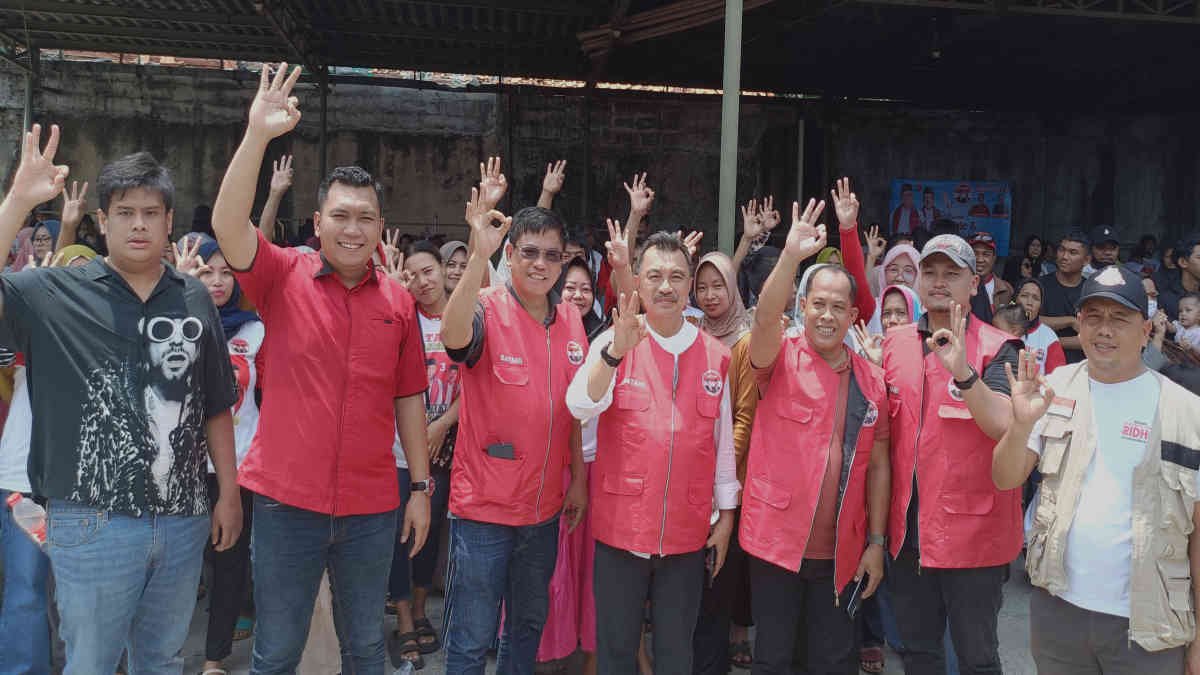 Calon Wakil Wali Kota Bekasi Harris Bobihoe saat menghadiri program Tebus Murah beras dari Relawan SaTAHi (Sahabat Tri Adhianto dan Harris Bobihoe) di wilayah Jatimekar, Jatiasih pada Sabtu 2 November 2024