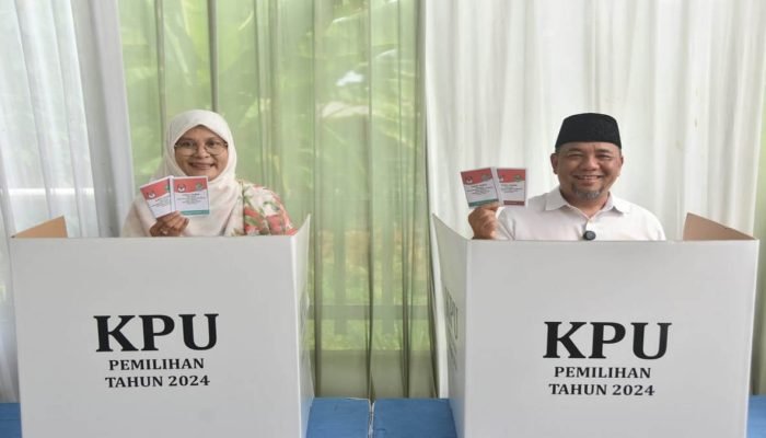 Calon Wali Kota Bekasi Heri Koswara Nyoblos di TPS 019 Jatiluhur