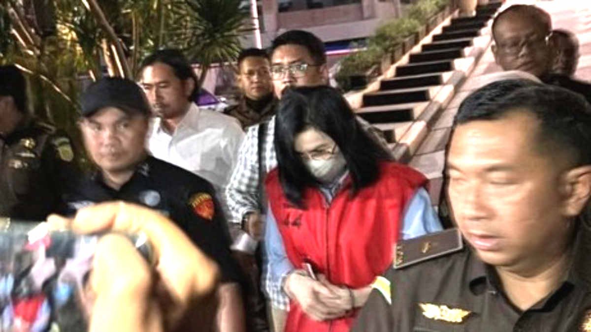 Ibunda Ronald Tannur jadi tersangka kasus suap Trio Hakim di Surabaya, terlihat saat digiring menuju sel tahanan, Senin 4 November 2024, malam