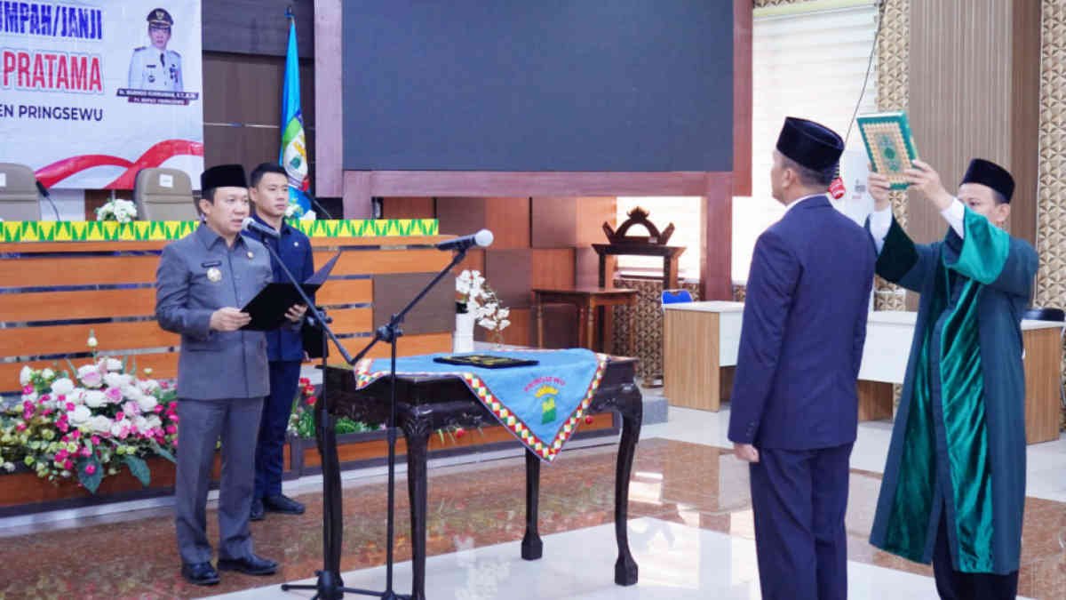 Foto: Supriyanto resmi dilantik sebagai Kepala Dinas Pendidikan dan Kebudayaan Kabupaten Pringsewu. Ia dilantik oleh Pj Bupati Marindo, pada Senin 4 November 2024.