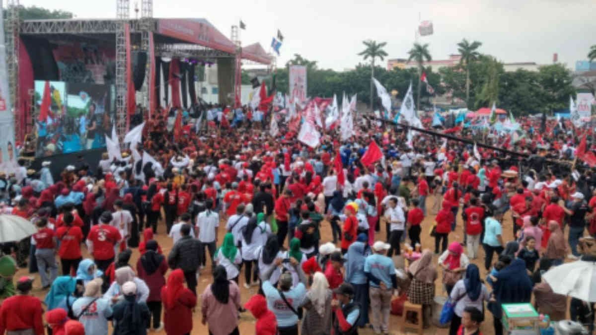 Kampanye pamungkas Tri Adhianto-Harris Bobihoe di Lapangan Multiguna, Bekasi Timur, dihadiri sejumlah tokoh politik hingga Caleg PSI Kota Bekasi hingga Sekjend PDIP Hasto Kristiyanto, pada 23 November 2024.