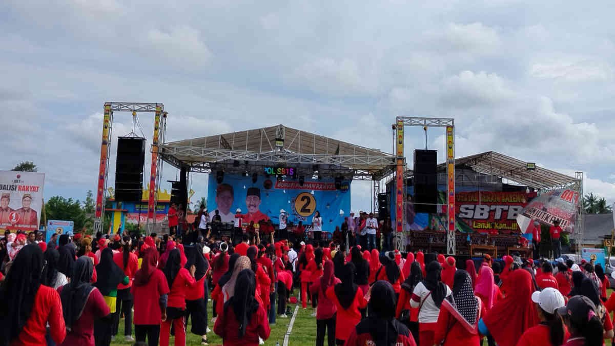 MENYALA Abang Kuh, Kampanye Pamungkas Paslon Dawam di Lapangan Desa Sidorejo, Sekampung Udik, Lampung Timur dipadati ribuan pendukung, Sabtu 23 November 2024