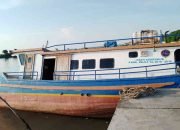 KM Banawa Nusantar Kapal hibah dari Kemenhub untuk Pemko Bekasi bertahun-tahun telantar sekarang menjalani perawatan di kawasan Teluk keriting, -foto doc ist