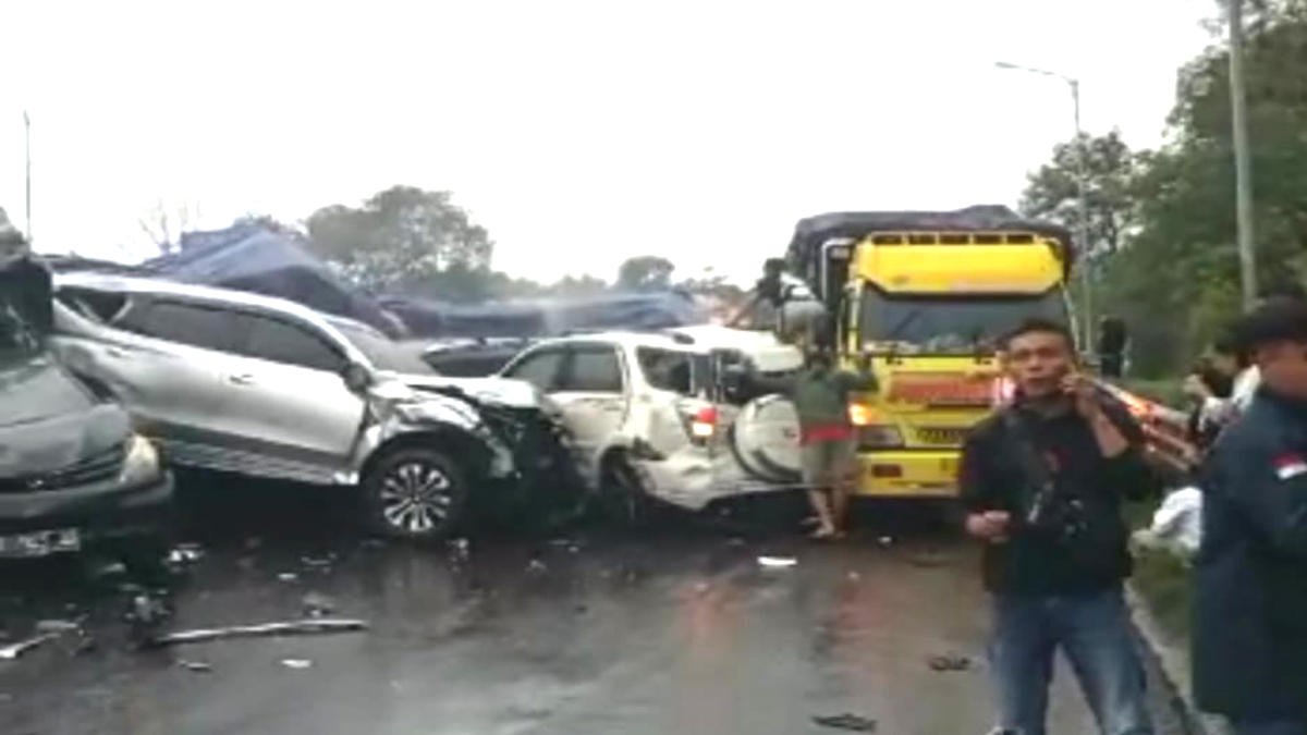 Kecelakaan beruntun melibatkan sejumlah kendaraan di Tol Cipularang KM 92, Purwakarta, Jawa Barat, Senin (11/11) sore. Sumber: WAWAINEWS.ID - MENGAWAL KEJAYAAN RAKYAT