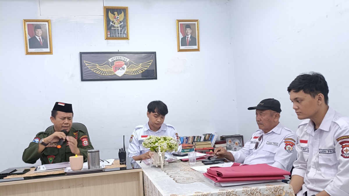 Ketua Umum PKN Dikaios Mangapul Sirait bersama Ketua LKBH PKN gelar konfrensi pers bongkar dugaan upaya '86' dalam penanganan kasus korupsi di Polsek Cikarang Selatan yang tengah mereka bela, Jumat 15 November 2024