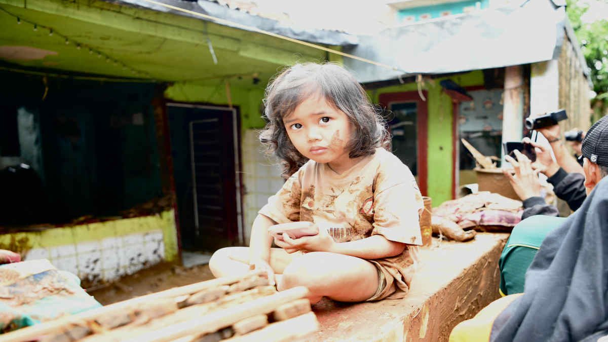 Banjir di Banjaran Wetan terbilang cukup parah, ketinggian air di beberapa titik mencapai atap rumah. Banjir yang diakibatkan hujan deras sejak Selasa (5/11/2024)
