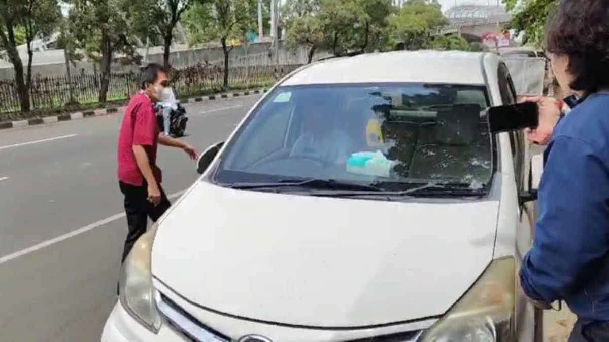 Lurah Medan Satria yang dikejar wartawan untuk konfirmasi hingga ke mobil usai konfrensi pers terkait dugaan Pungli PTSL, pada Jumat 29 November 2024