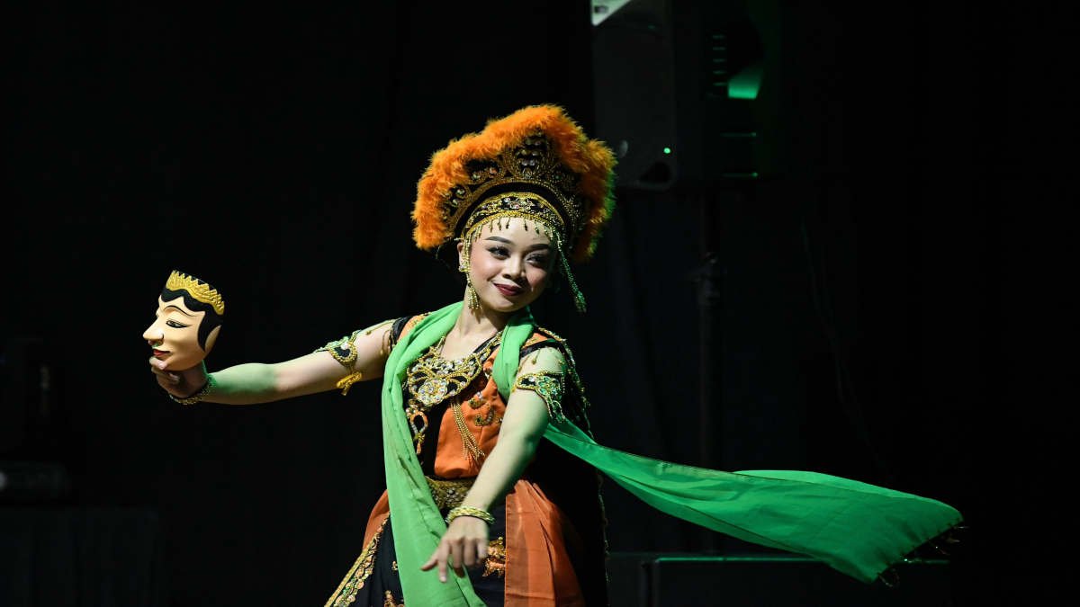 BANDUNG - Pertunjukan drama tari bertajuk "Jalan Sejarah Tari 80 Tahun Indrawati Lukman" di Gedung de Majestic Braga, Kota Bandung, menarik perhatian penjabat Gubernur Jawa Barat, Sabtu (16/11/2024).