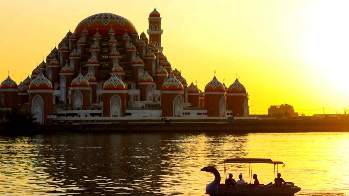 Sunset dengan latar Masjid 99 Kubah