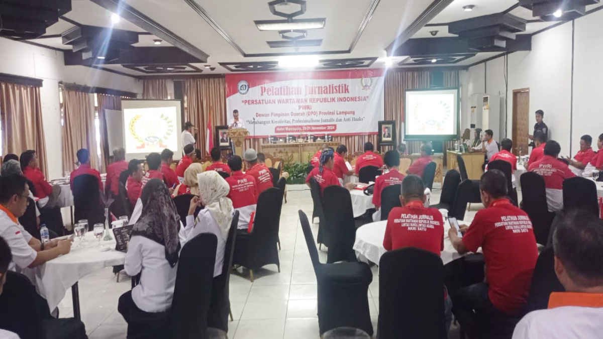 Foto: 75 peserta perwakilan dari seluruh DPC PWRI se-Provinsi Lampung mengikuti pelatihan Jurnalistik di Ballroom Hotel Marcopolo, Bandar Lampung selama 2 hari, Rabu 20 November 2024, (foto_pwri)