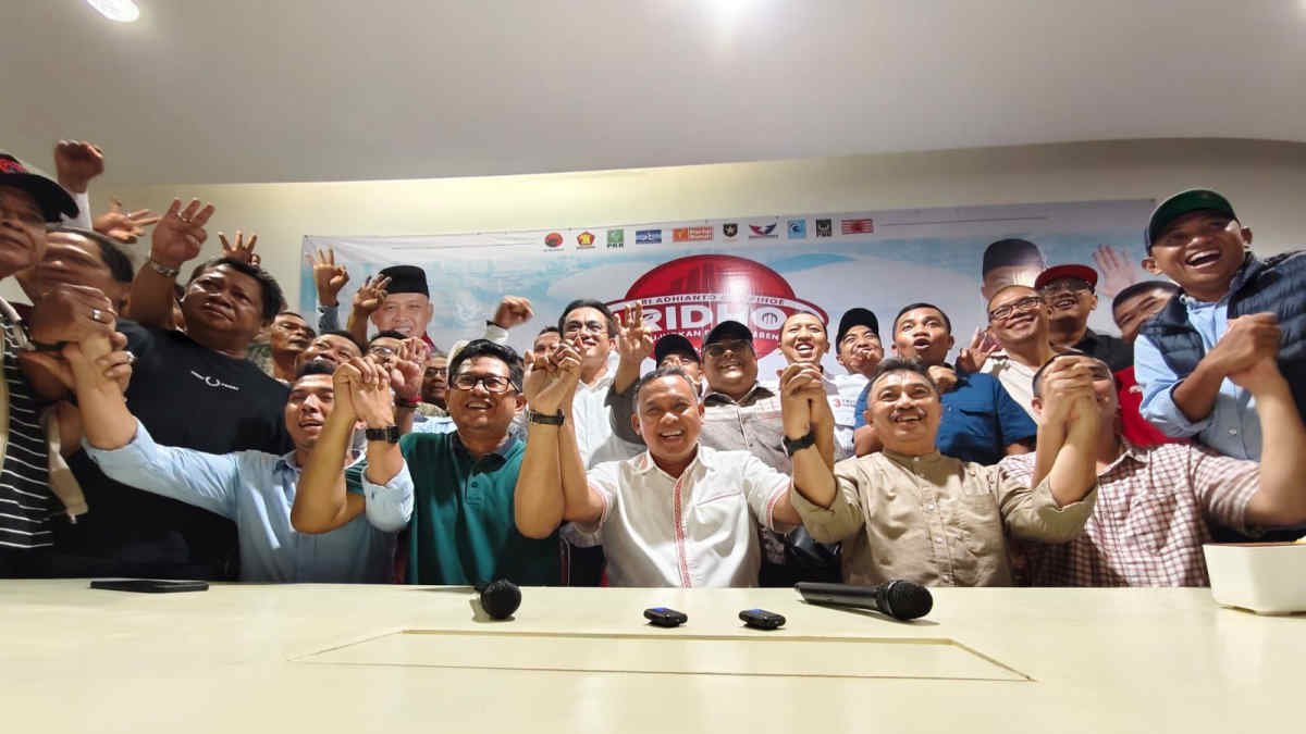 Paslon Ridho bersama tim di Pilkada Wali Kota Bekasi, saat menyaksikan hitungan cepat di posko pemenangan Rabu 27 November 2024