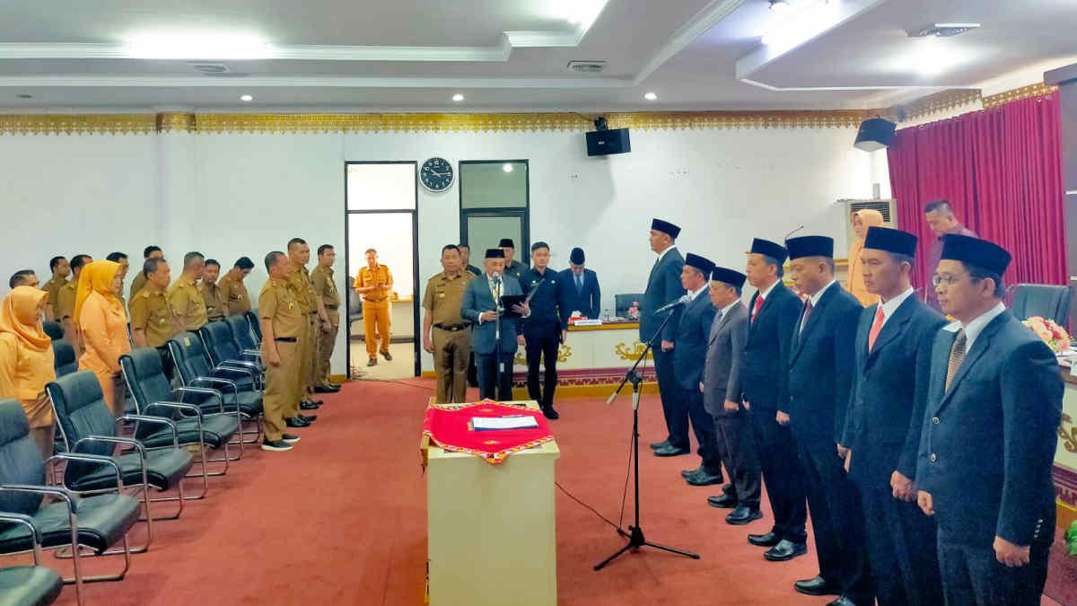 Pj Bupati Tanggamus Mulyadi Irsan melantik 7 orang pejabat pimpinan tinggi pratama di ruang rapat utama sekretariat bupati, Senin 4 November 2024.