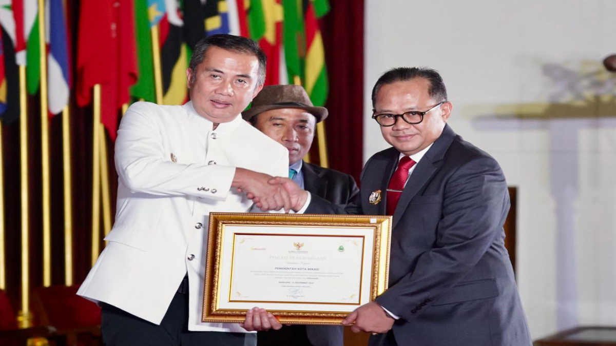 Pj Wali Kota Bekasi Gani Muhamad menerima piagam Enam Kali Berturut-Turut, Pemerintah Kota Bekasi Raih Predikat Sebagai Pemerintah Kota Informatif Tingkat Jawa Barat Tahun 2024, Kamis 14 November 2024