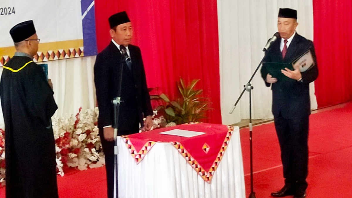 Foto: Suaidi resmi dilantik dan diambil sumpah jabatan oleh Pj Bupati Tanggamus, Mulyadi Irsan di aula Islamic Centre Kotaagung, pada Jum'at 22 November 2024.