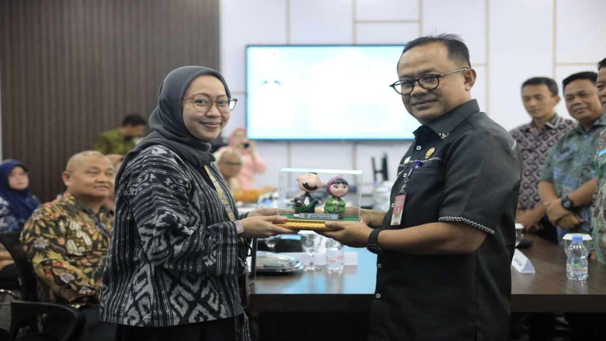 Pj. Wali Kota Bekasi, R. Gani Muhamad bersama Deputi Bidang, Kepala Perangkat Daerah, Sekda Kota Bekasi, Perwakilan Tim Kordinasi SPBE Nasional dan Asesor Eksternal KemenpanRB Hadir dalam Penilaian Visitasi SPBE 2024, Kamis 21 November 2024