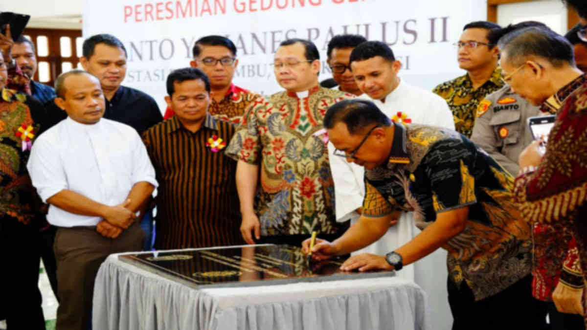 Pj Wali Kota Bekasi meresmikan Gedung Gereja Santo Yohanes Paulus II Stasi Rawalumbu, Paroki Bekasi, di Kelurahan Bojong Menteng, pada Jumat 22 November 2024.