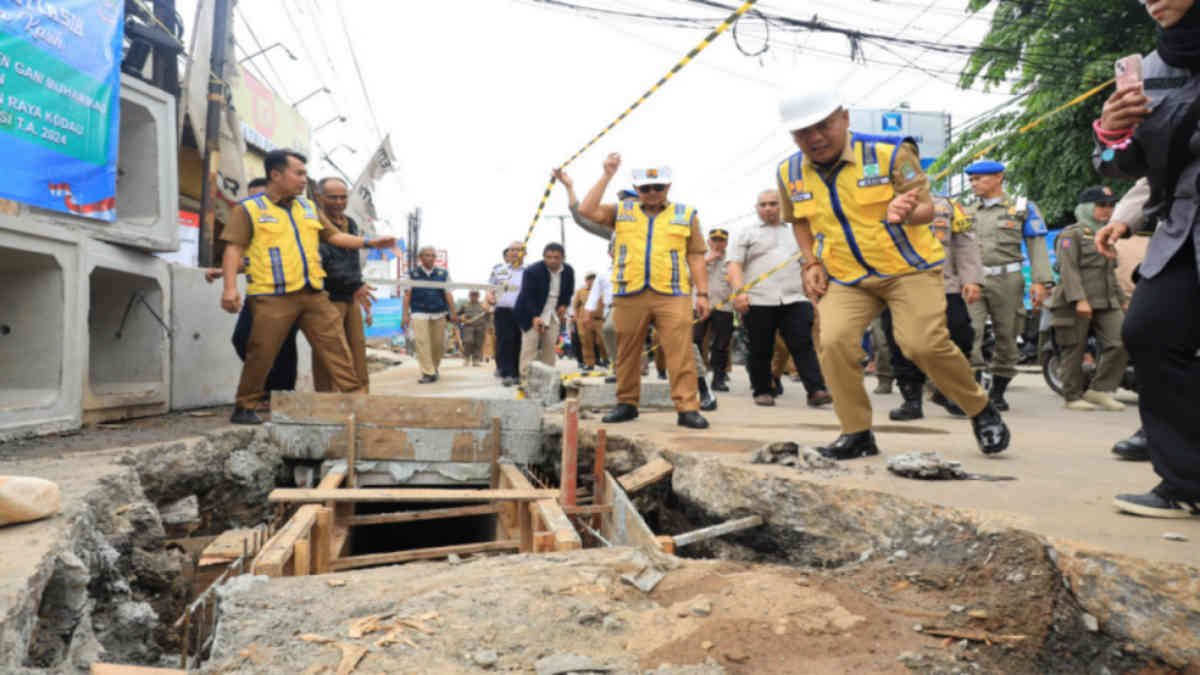 Pj Wali Kota Bekasi, Gani Muhamad tinjau langsung Perbaikan/Peningkatan Drainase dan Crossing Jalan di Jl. Lurah Namat, Kelurahan Jatirangga, Kecamatan Jatisampurna serta di Area Pertigaan Kodau, Kelurahan Jatimekar, Kecamatan Jatiasih pada Selasa (19/11) - foto doc ist