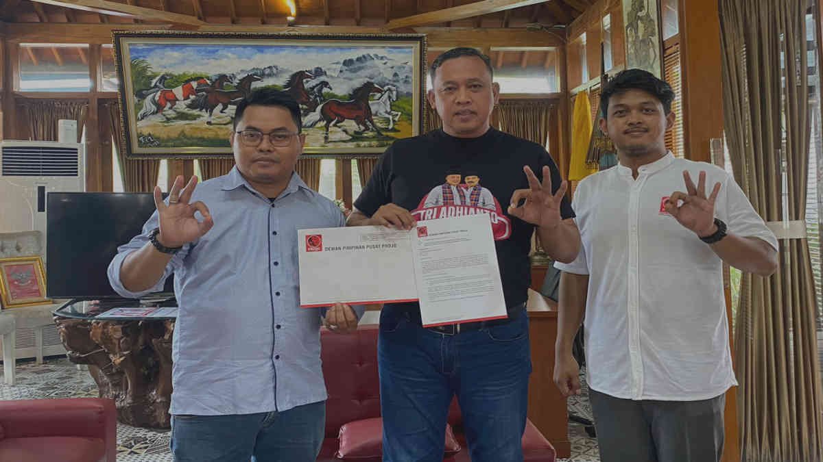 DPP Projo di wakili oleh Ketua DPC Projo Kota Bekasi Ahmad Suhaemi secara resmi menyerahkan surat dukungan kepada calon Wali Kota Bekasi Tri Adhianto di kawasan Kemang Pratama, Pada Rabu 6 November 2024.