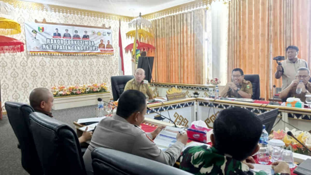 Foto: Rapat persiapan Pilkada serentak 2024 yang dihadiri oleh Kajari, Polres, Kodim, KPU, Bawaslu, Sekda, Asisten III, staf Ahli dan Kepala OPD terkait termasuk Kabag hukum, Senin 25 November 2024