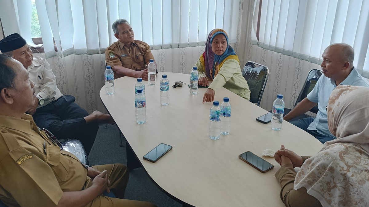 Suasana pertemuan di SDN Kalibaru III Medan Satria Kota Bekasi terkait kejadian kekerasan terhadap murid oleh oknum wali kelas