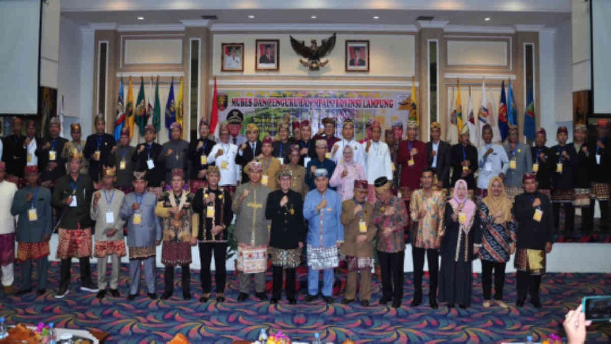 Rycko Menoza SZP gelar Suttan Ratu Kaca Marga dikukuhkan sebagai Ketua Umum Pengurus Majelis Penyimbang Adat Lampung (MPAL) periode 2024-2029., Sabtu 23 November 2024