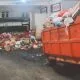 Sampah terungguk dan terbiarkan di sisi kiri gedung Pasar Jatiasih, Kota Bekasi mulai mengeluarkan aroma busuk hingga ke jalan raya, Rabu 6 November 2024