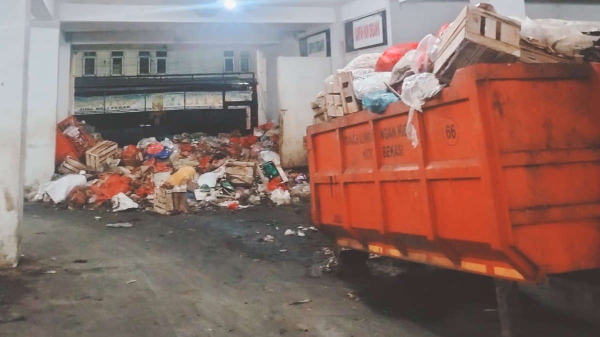 Sampah terungguk dan terbiarkan di sisi kiri gedung Pasar Jatiasih, Kota Bekasi mulai mengeluarkan aroma busuk hingga ke jalan raya, Rabu 6 November 2024