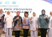 Penjabat Ketua TP PKK Provinsi Jawa Barat Amanda Soemedi Bey Machmudin memberikan sambutan pada acara Kunjungan Kerja TP-PKK Sulawesi Barat dalam Peningkatan Kapasitas di Mal Pelayanan Publik Kota Cimahi, Kamis (21/11/2024).(Foto: Biro Adpim Jabar)