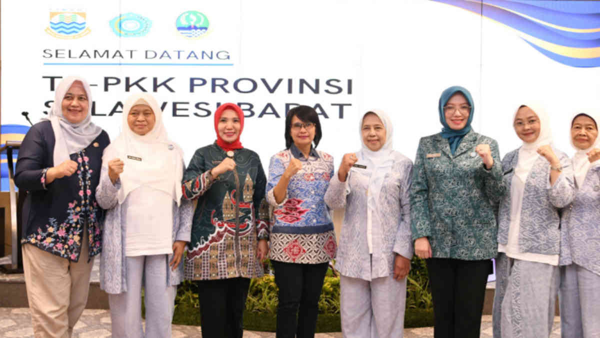 Penjabat Ketua TP PKK Provinsi Jawa Barat Amanda Soemedi Bey Machmudin memberikan sambutan pada acara Kunjungan Kerja TP-PKK Sulawesi Barat dalam Peningkatan Kapasitas di Mal Pelayanan Publik Kota Cimahi, Kamis (21/11/2024).(Foto: Biro Adpim Jabar)