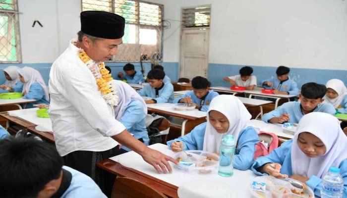 Pj Gubernur Tinjau Uji Coba Program Makan Gratis di SMP 3 Bogor