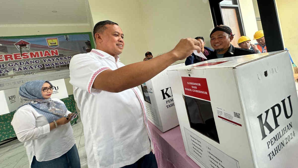 Tri Adhianto melaksanakan hak pilihnya pada Pemilihan Umum Kepala Daerah (Pilkada) di TPS 21 Perumahan Deperla, Kelurahan Duren Jaya, Kecamatan Bekasi Timur, Kota Bekasi, Rabu 27 November 2024