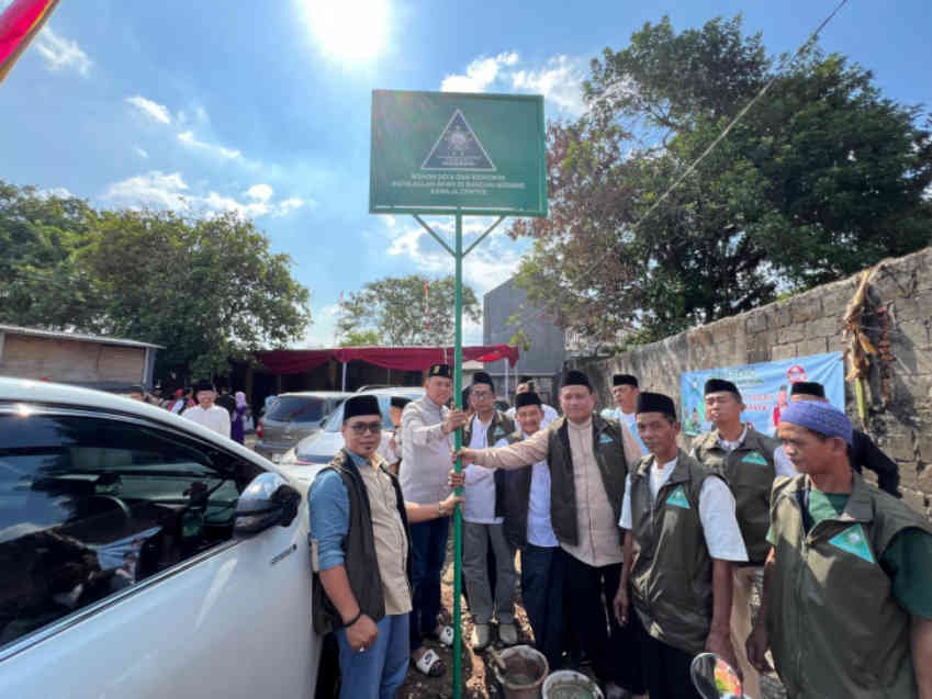 Dalam rangka mempererat tali silaturahmi dengan warga dan komunitas, calon Wali Kota Bekasi, Tri Adhianto menghadiri pengajian Ahlussunnah wal Jama'ah (Aswaja) Jatiasih, sekaligus memberikan surat sertifikat tanah dan mewakafkan kepada Aswaja Timur untuk sebagai lokasi pembangunan Gedung Aswaja Center, Rabu (6/11).