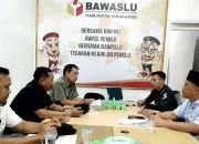 Kuasa Hukum Tim Paslon 02, Azhari didampingi Juru bersama tim saat membuat laporan pelanggaran Pilkada 2024 oleh Paslon 01 ke Bawaslu Tanggamus, Selasa 5 November 2024.- foto SMN