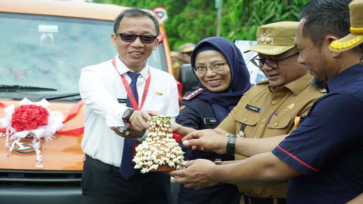 Pj. Wali Kota Bekasi, Gani Muhamad melakukan peluncuran perdana produk-produk unggulan dari para penggiat Industri Kecil Menengah (IKM) di Kota Bekasi untuk diekspor ke Jepang dan New Zealand, Senin (04/11).