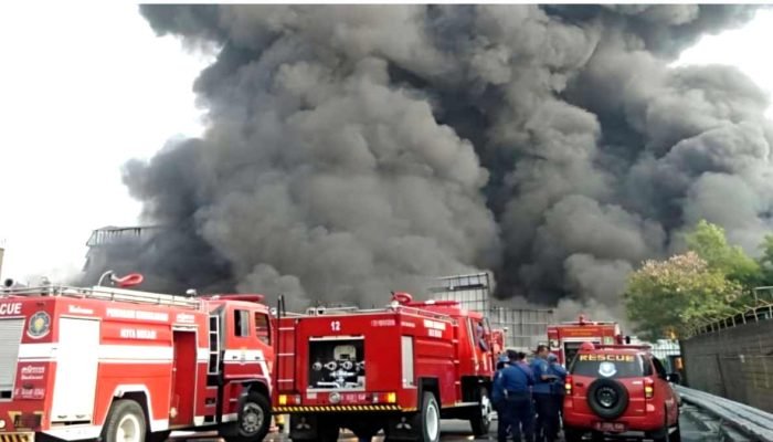 Lebih 5 Jam Kebakaran PT Priscolin di Bekasi Belum Padam, Tiga Korban Jiwa dan Satu Luka Bakar