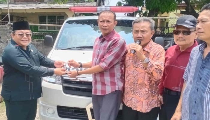 Wakil Ketua DPRD Kota Bekasi Menyerahkan 9 Unit Mobil Ambulans untuk Dua Dapilnya