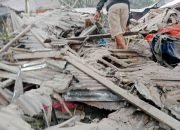 Salah satu warga menyisir puing rumah yang rusak akibat erupsi Gunung Lewotobi Laki-laki di Flores Timur, NTT, Senin (4/11/2024). (Foto: dok. Istimewa)