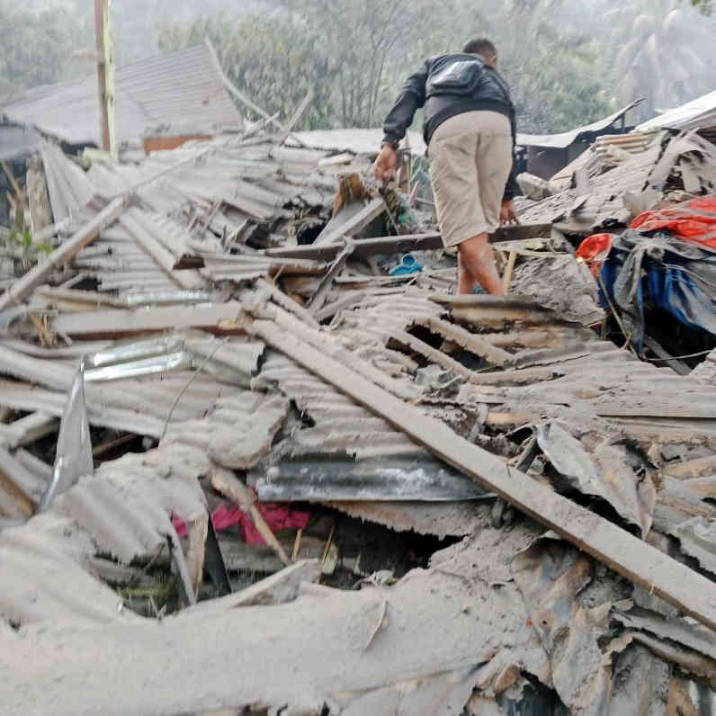 Salah satu warga menyisir puing rumah yang rusak akibat erupsi Gunung Lewotobi Laki-laki di Flores Timur, NTT, Senin (4/11/2024). (Foto: dok. Istimewa)